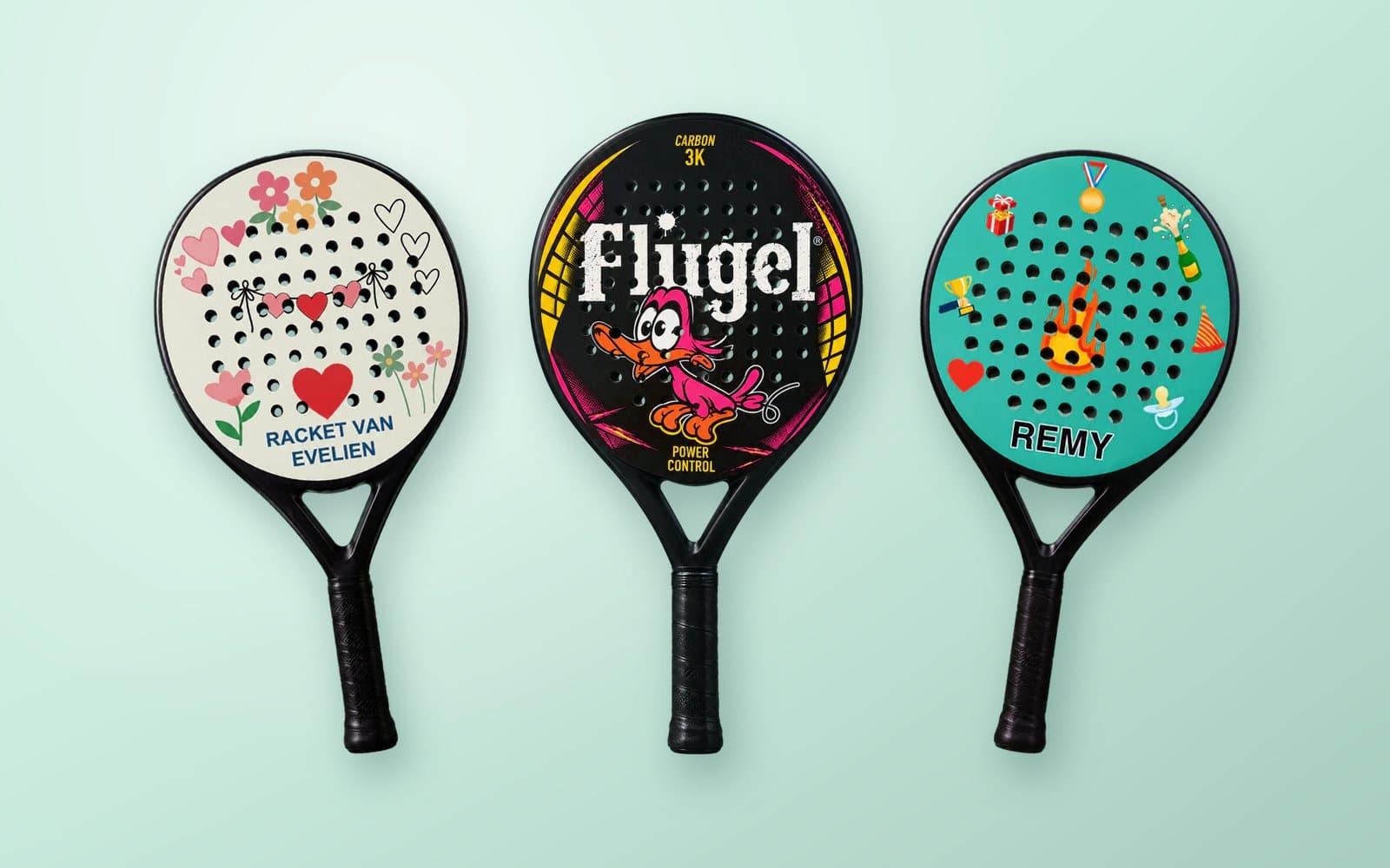 Drie custom padel rackets als cadeau: een met bloemen en hartjes voor Evelien, een met een eend en een met de naam REMY, op een mintgroene achtergrond