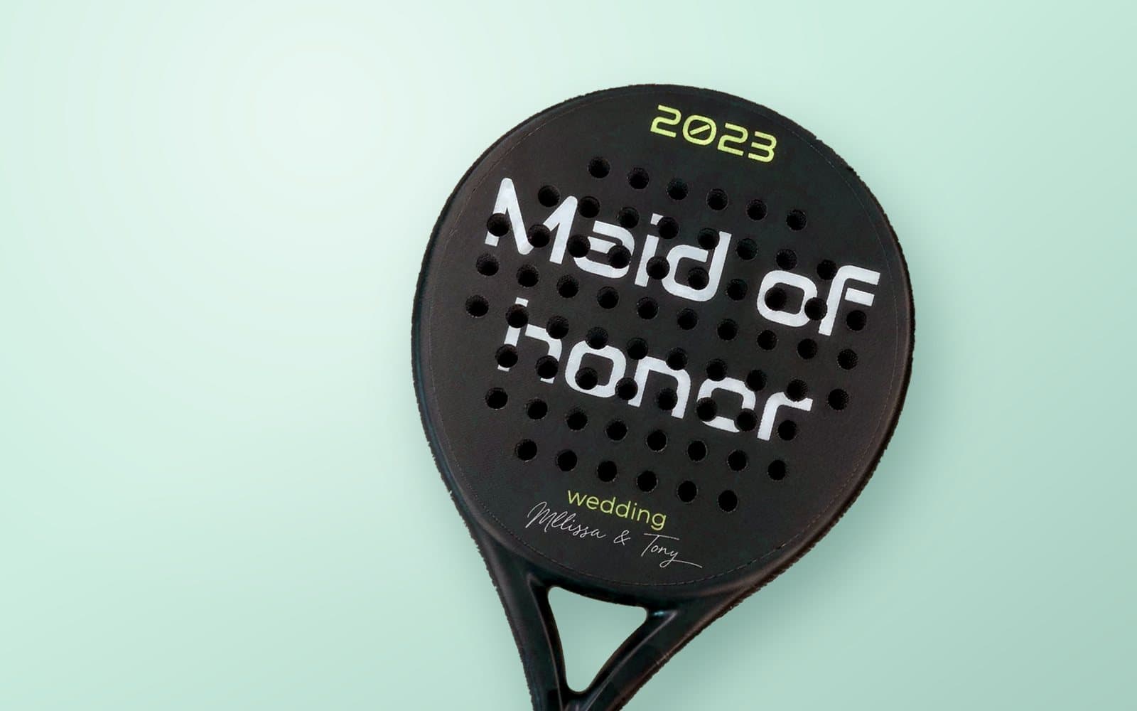 Custom padel racket met de tekst Maid of honor, het jaartal 2023 en de namen van het bruidspaar, op een mintgroene achtergrond