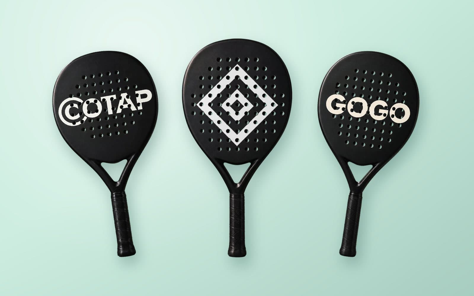 Drie zwarte custom padel rackets met de ontwerpen COTAP, een ruit en GOGO, op een mintgroene achtergrond
