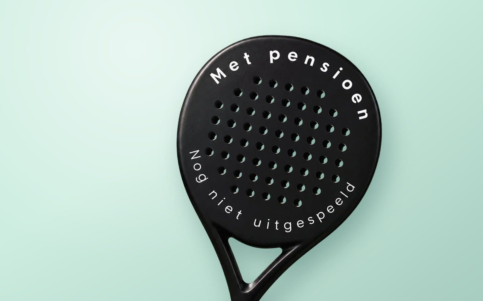 Custom padel racket met in een cirkel de tekst Met pensioen en Nog niet uitgespeeld, op een mintgroene achtergrond