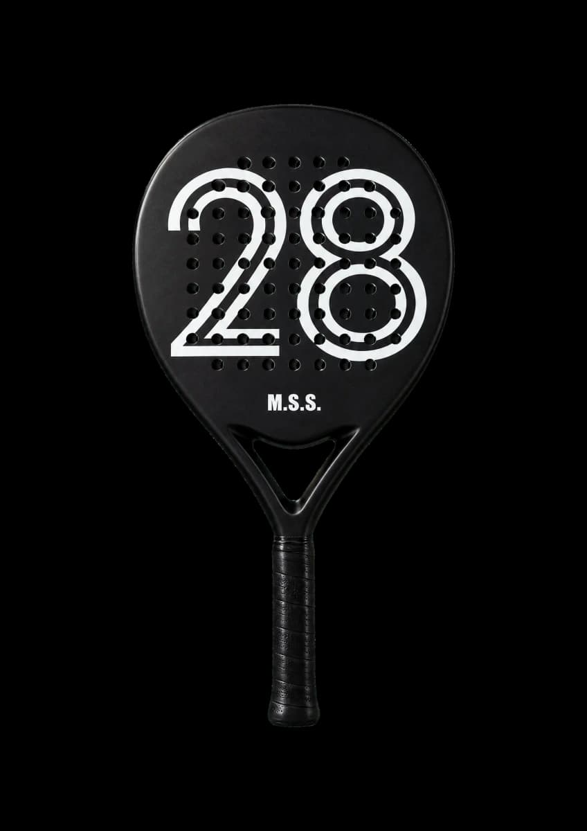 Zwart padel racket met een groot wit nummer 28 en de initialen M.S.S.